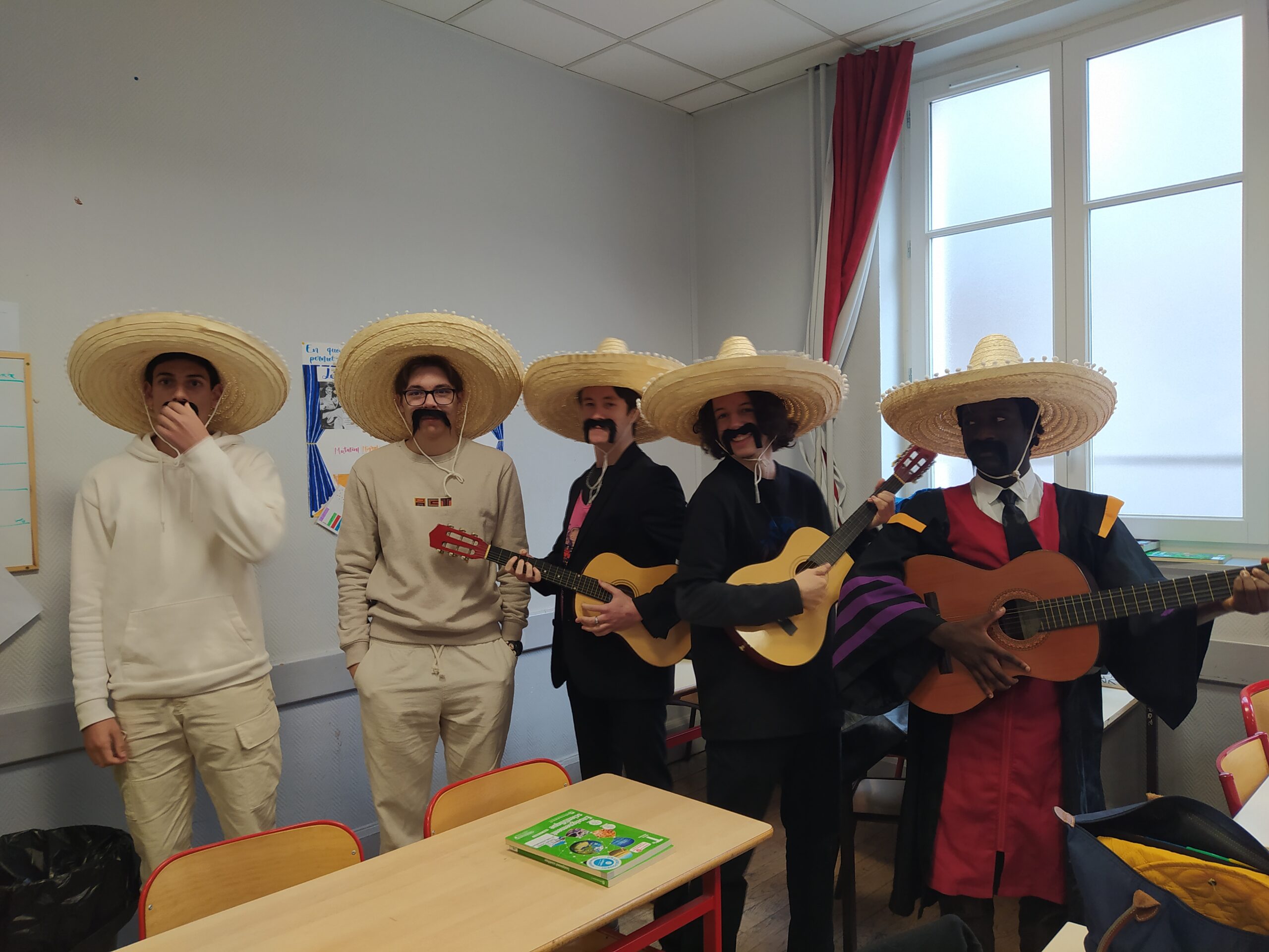 Lire la suite à propos de l’article Carnaval 2024 au centre scolaire Déborde